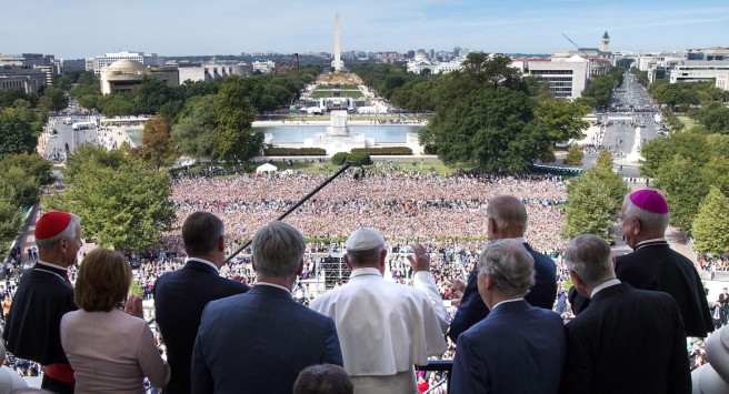 Le pape salue la foule depuis l'un des balcons du Congrès, à Washington